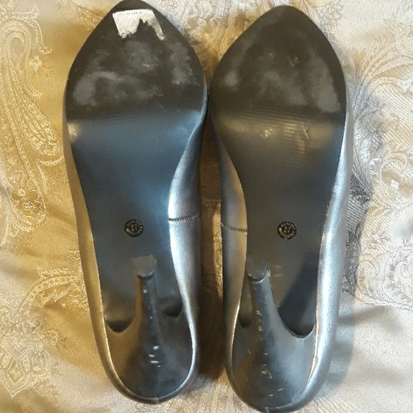City Struts Pewter Metallic Heels Size 8 - Picture 7 of 8
